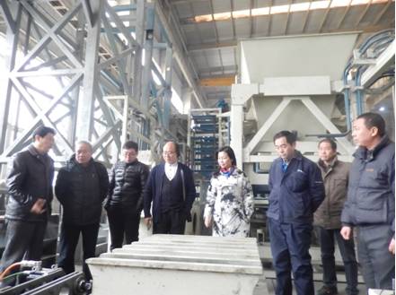 仁創(chuàng)集團秦升益董事長蒞臨銀馬免燒磚機指導(dǎo)工作