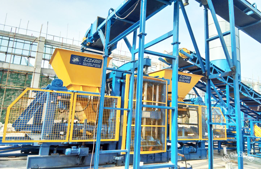 路面透水磚機械:皮帶傳輸機清理不干凈的嚴重后果