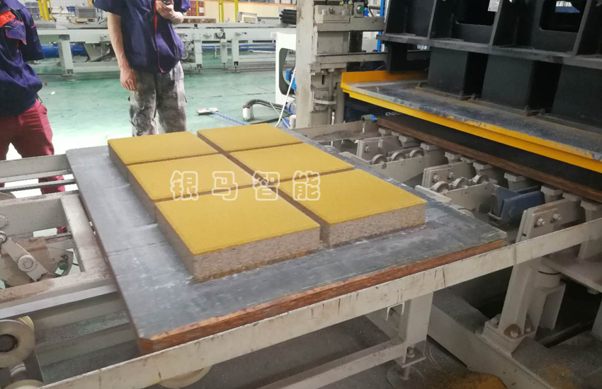 透水磚機(jī)械設(shè)備如何防止?jié)櫥彤a(chǎn)生泡沫?