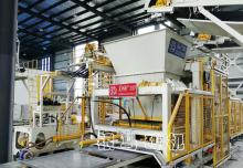 活躍于固廢再生事業中的全自動免燒磚機